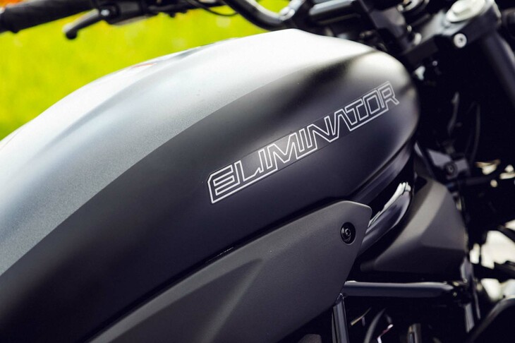 過去の「エリミネーター」には原付二種から輸出専用のリッタークラスまで複数のモデルが存在したが、新型は排気量398ccの普通二輪モデルとして登場した。