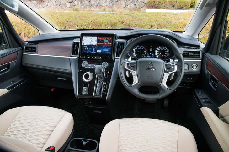 ダッシュボードには水平基調のデザインを採用。見た目がすっきりとするだけでなく、悪路走行時に車両の傾きを把握しやすくなる効果もあるという。