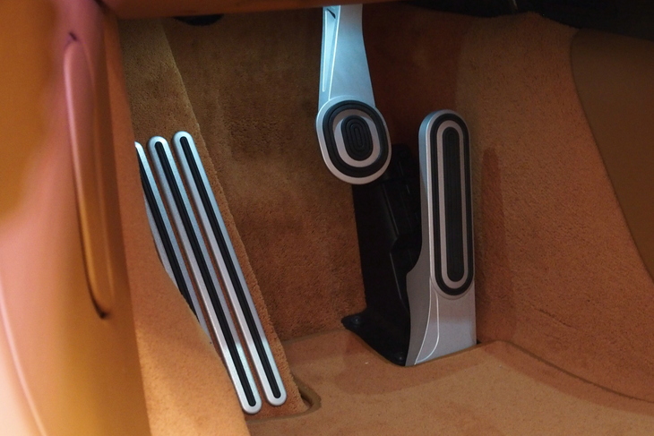 ブガッティ・シロン スポーツ“レ・レジェンド・デュ・シエル”（ペダル）