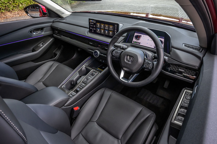 水平基調のデザインや統一感のあるコーディネートで上質に仕上げたという「アコード」のインテリア。バイザーレス仕様の10.2インチ液晶メーターと、センターコンソール中央に置かれた12.3インチのホンダコネクトディスプレイが目を引く。