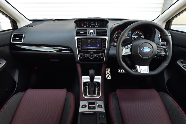 「レヴォーグ2.0STI Sport EyeSight」のインストゥルメントパネルまわり。ステアリングホイールやシフトセレクターなど、各所に同車専用のパーツが用いられている。