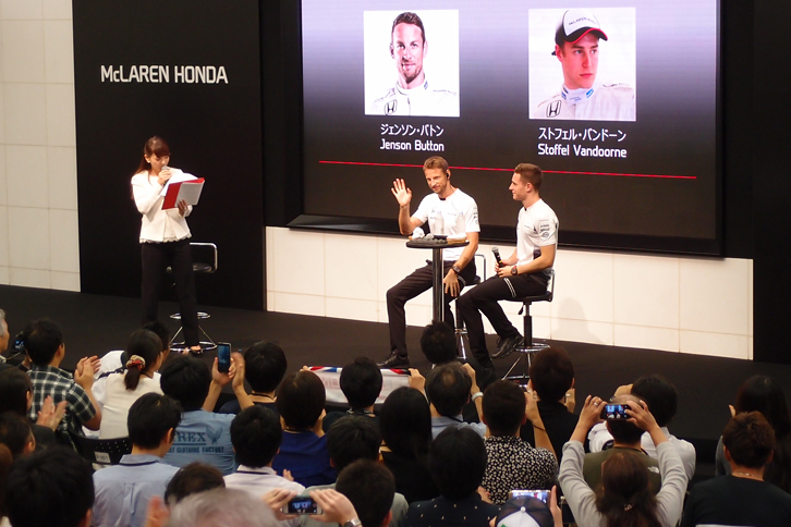 Hondaウエルカムプラザ青山で開催された、「McLaren-Hondaドライバーアピアランス」の様子。
