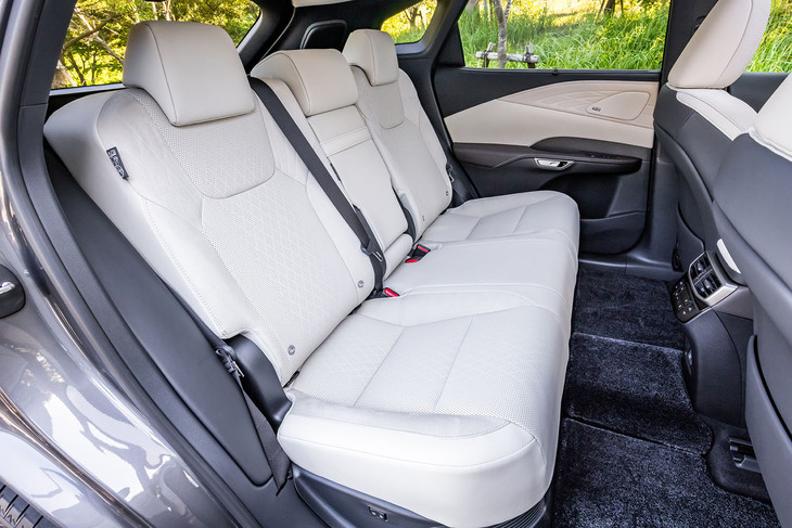前席と同じくセミアニリン加工された本革表皮で仕立てられる「RX350“バージョンL”」のリアシート。電動リクライニングと電動格納機能、ヒーター／ベンチレーション、40：20：40の分割可倒機構が備わっている。