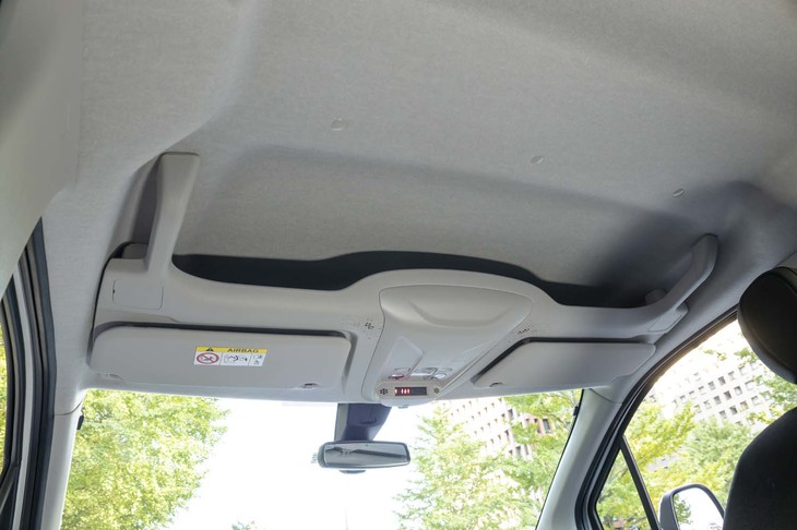 天井部分の収納スペースは前席上部のみ残されている。