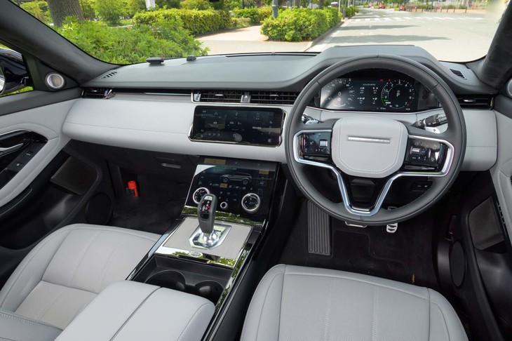 試乗車の内装色は「エボニー／クラウド」。“レンジローバー”にふさわしく、ダッシュボードにはレザーが惜しみなく使われる。