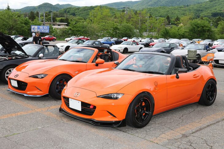 数々の貴重な限定車と出会えるのも「軽井沢ミーティング」の醍醐味（だいごみ）。写真は、鮮やかな専用色「レーシングオレンジ」をまとった「30周年記念車」。ソフトトップと「RF」を合わせ、販売台数は世界限定3000台であった。日本では合わせて249台が販売されている（当初は150台の予定だった）。こちらの2台は、ともに純正のRAYS製鍛造ホイールが、同じRAYSのボルクレーシングに替えられていた。