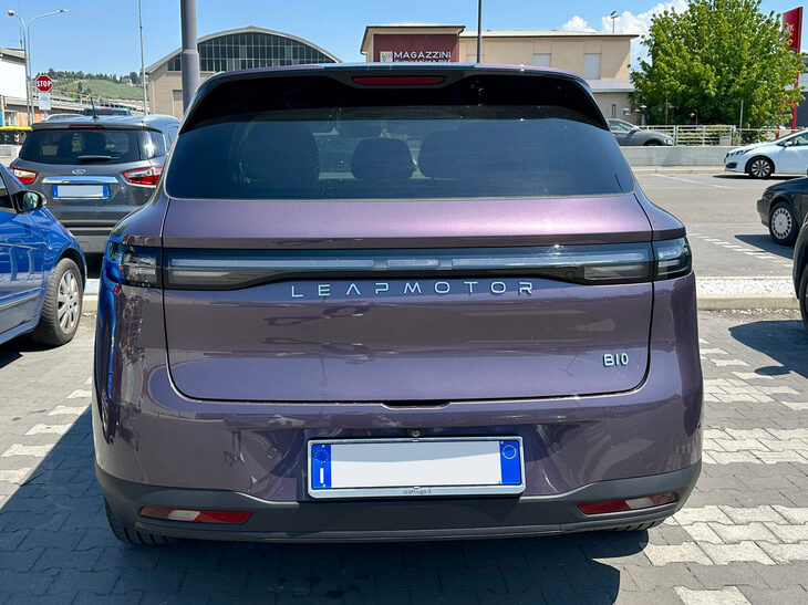  ステランティスが出資するリープモーターのBEV「B10」。2026年7月シエナ県で撮影。