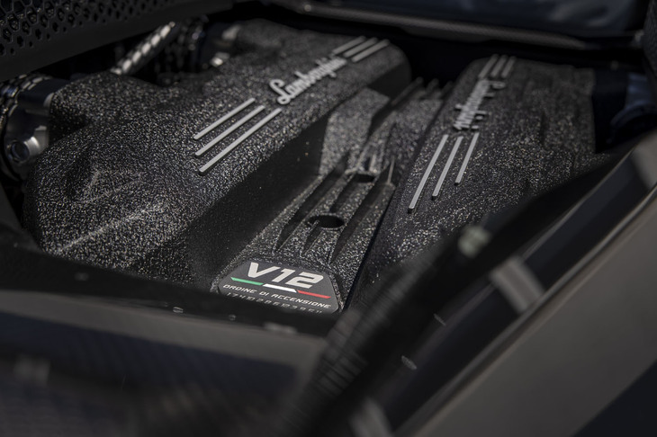 キャビン後方に縦置きされる6.5リッターV12エンジン。モーターとのコンビで、「レヴエルト」比で50PS増しとなる1065PSものシステム最高出力を発生する。