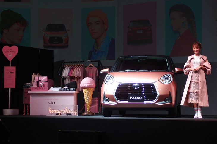 鈴木奈々さんは、「HONEY MI HONEY」のコラボTシャツを着用。ファンへのメッセージを求められ、「おしゃれなクルマで、おしゃれなカッコで、おしゃれなドライブを楽しんでください」などと語った。