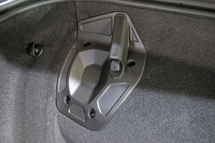 シボレー・コルベット3LT（脱着式ルーフを固定するフック）