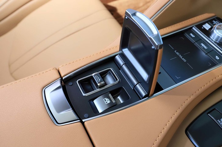 ソフトトップの開閉スイッチは、アームレスト付近にあるふた付きのスペースにおさめられている。リアクオーターウィンドウの開閉は、その隣にあるスイッチで行う。