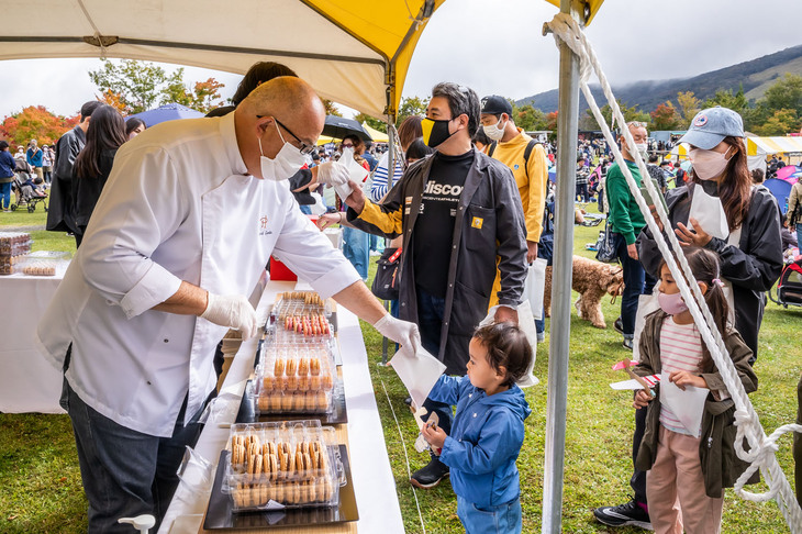 今回もフランスのパティスリー、ピエール・エルメ・パリが、難病と闘う子供たちを支援するチャリティーを実施。チャリティーへの参加者には、同社代表取締役社長のリシャール・ルデュさん自らが、自慢のマカロンをふるまった。このマカロンには当たりが入ったものもあり、ラッキーな参加者にはピエール・エルメ・パリのオリジナル菓子がもらえるサプライズも用意されていた。