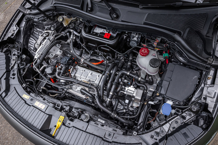 フロントに搭載する駆動用モーターは、前回の一部改良で導入当初の交流誘導電動機から、交流同期電動機に変更されている。最高出力190PS、最大トルク385N・mを発生。