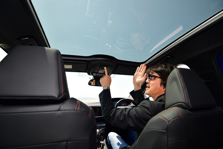 プジョーのSWらしく、パノラミックガラスルーフもオプションで装着できる。