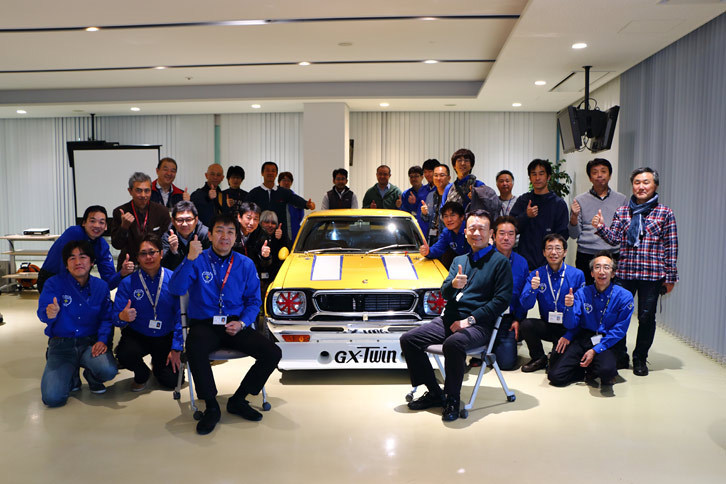 「チェリーF-IIクーペ TSレース仕様」と、同車の再生に携わった日産名車再生クラブのメンバー。