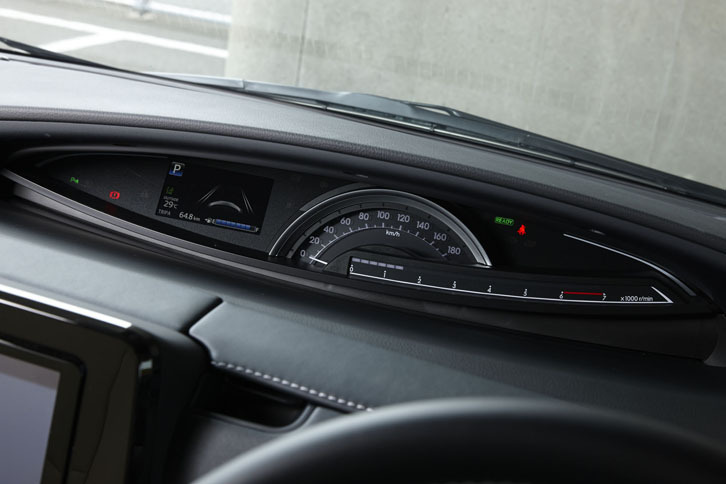 天地にデザインの薄いオプティトロンメーター。4.2インチ（TFTカラー）のマルチインフォメーションディスプレイも備わる。