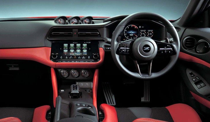 メーターパネルやセンターコンソールには液晶のディスプレイを配置。一方で、3連の計器など古典的なスポーツカーを思わせるディテールも特徴となっている。