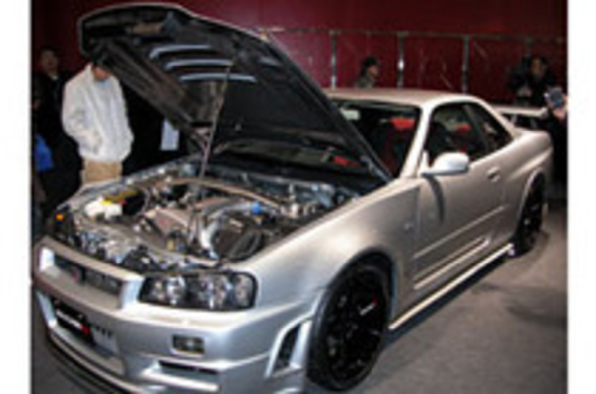オートサロン　スカイライン Nismo シルバー 2台セット 東京オートサロン2005】日産「Zにゃ主役の座は渡せん!?」 【ニュース