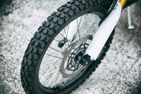 オフロード走行を考慮したブロックパターンのタイヤ。剛性の最適化と優れたハンドリング性能を実現するため、新開発のフロントフォークが採用されている。