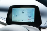 メーター用の液晶パネルは5インチのコンパクトサイズ。表示内容を欲張っていないため、情報視認性は高い。