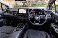 インテリアでは、レザレットのシート地や、高級材とされる紫檀（シタン）柄のインストゥルメントパネルが目を引く。