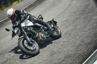 ボディー骨格にはパウダーコートを施したクロームモリブデン鋼のトレリスフレームを採用。250ccクラス並みの軽量コンパクトな車体と中排気量エンジンの組み合わせにより、シーンを選ばずストレスフリーな走りを実現している。