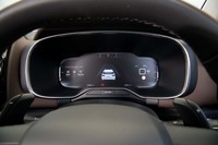 メーターパネルはフル液晶タイプ。表示モードはさまざまに切り替えられるが、画面上端のボビンメーターを模した速度計は常に表示されるようになっている。