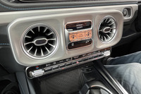 エンジン搭載モデルで3つのデフロックスイッチが備わるインストゥルメントパネル中央に、「G580 with EQテクノロジー」の場合はローレンジと「Gターン」「Gステアリング」のスイッチをレイアウトしている。