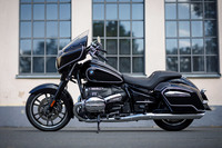 2020年4月に誕生したばかりのBMWのビッグクルーザー「R18」。「R18B」はその新たなラインナップで、フロントカウルとサイドケースを備えた、いわゆる“バガースタイル”のモデルである。