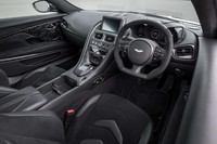 メーターフードは「DBSスーパーレッジェーラ」専用デザインだが、ダッシュボードやドアのインナーパネルなどは「DB11」と同一のデザインを採用する。インフォテインメントシステムや、スイッチ式のシフトセレクターなども同様。