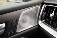 Bowers＆Wilkinsプレミアムサウンドオーディオシステムも、これを機にアップグレード。コンティニュアムコーンのシルバーの色が、新しいシステムの“目印”だ（従来のシステムは黄色）。