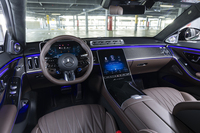 この試乗車の内装色は「タバコブラウン×ブラック」。深みのあるブラウンにオプションの「AMGカーボンパッケージ」がマッチしている。