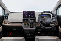 水平基調でクリーンな視界確保をポイントにデザインされた「フリード」のインストゥルメントパネル。従来型ではダッシュボードの上部に横長のメーターが配置されたが、新型ではステアリングホイールの奥に7インチの液晶ディスプレイが置かれる。