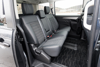 この試乗車は7人乗りなので2列目はベンチタイプ。座面と背もたれを合わせてパイプ椅子のような要領で前に片づけられる。