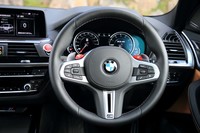 リムの太いMスポーツレザーステアリングを標準装備。ホーンボタンの左右には、あらかじめ設定した好みのドライビング設定を呼び出せる「M1／M2」ボタンがレイアウトされる。