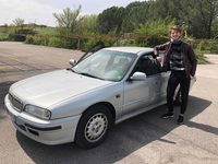 ラリスさんは先日高校を卒業し、目下医学部の試験に向けて猛勉強中。恐らくは祖父が乗る車齢20年超の「ローバー600」が最初のクルマとなりそうだ。