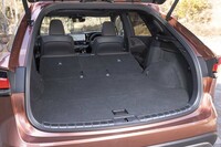 仕様を問わずに612リッターの荷室容量が確保される。後席を倒したときの継ぎ目のない床面はさすがレクサス。