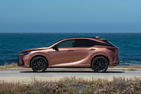 ボディーサイズは先代とほぼ変わらないが、ホイールベースは60mm延長。ルーフが浮いているように見えるCピラーのデザイン処理は、先代から継承されている。