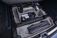 荷室の床下は電子制御式エアサスペンション用のタンク2個とメインの12V鉛バッテリー、小物などの収納スペースになっている。