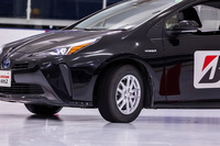 「ブリザックVRX2」が装着された「トヨタ・プリウス」での定常円旋回シーン。VRX2は2017年9月に発売された製品で、「VRX3」登場後も一部サイズが併売される。