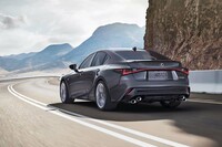 国内の「レクサスIS500」については、まず導入を記念する台数500台の限定車「“Fスポーツ パフォーマンス ファーストディション”」から展開される。同モデルは2022年8月25日～9月15日の注文申し込みを経て、抽選のうえ同年9月下旬から商談が開始される。なお、カタログモデルについては2022年の冬以降にアナウンスされる見込み。