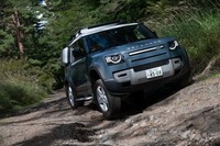 砂利道にできたわだちに「ディフェンダー」のタイヤを落としてみる。4輪独立懸架でもサスペンションストロークが十分に確保されているのがさすがだ。