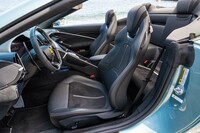 シートには18段階の温度調整が可能なヒーターを装備。オプションでネックウオーマーも用意している。