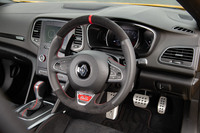 インストゥルメントパネルまわりの基本的な仕様は、標準モデルの「R.S.」と共通。ステアリングホイールがナッパレザーとアルカンターラのコンビタイプとなっているのが「トロフィー」の特徴だ。