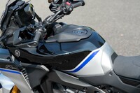 燃料タンクの容量は19リッター。カタログ燃費は21.1km/リッターなので、スペックどおりなら約400kmの距離を無給油で走破できる。