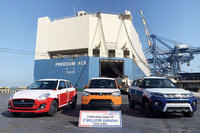 グジャラート州のムンドラ港から、南アフリカへ向け出荷されるスズキの乗用車。