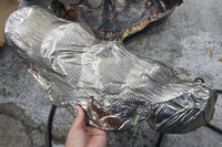 メカさんいわく、「穴の原因は遮熱板との接触による“電食”では？」とのこと。こちらがその遮熱板。一見キレイに見えるが……。