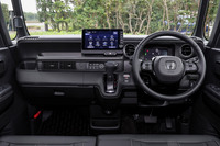 「N-BOXカスタム」のインストゥルメントパネルまわり。新型ではダッシュボードをフラットにすることで前方視界を大幅に改善。サイドアンダーミラーなどの配置も見直された。