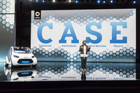 次世代モデルの「CASE」とは、Connected（つながるクルマ）、Autonomous（自動運転）、Shared & Service（カーシェアリング）、Electric（電動化）の頭文字を取ったもの。