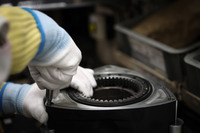 ローターの気密性のキモとなるアペックスシール、コーナーシール、サイドシールという3つのシールの組み付けには、いまだに熟練した職人の感覚が必要とされる。